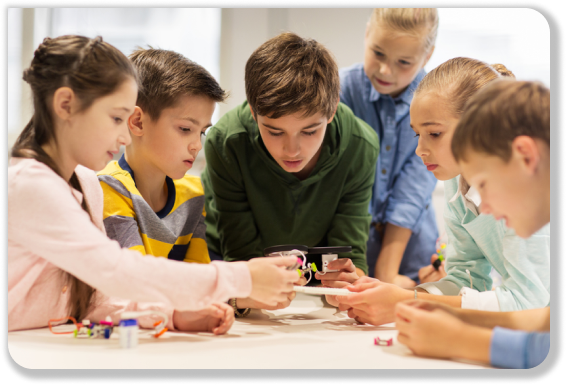Niños aprendiendo robótica